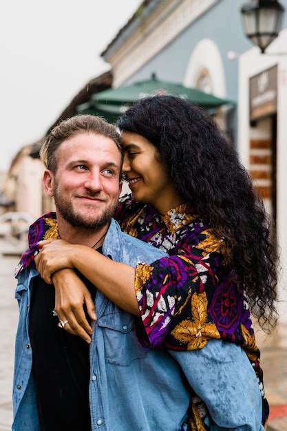 Couple Amoureux Femme Latine Aux Cheveux Bouclés Et Homme Caucasien