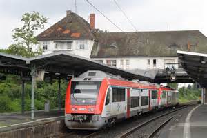 VT 105 führend und VT 115 haben im Bahnhof Darmstadt Nord Fahrgäste