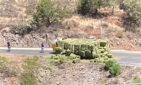 Vuelca Cami N Que Transportaba Pacas De Alfalfa En Jacala