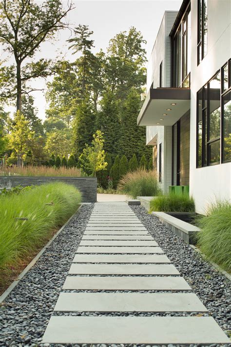 HAMPDEN LANE Garden: Modern House Walkway Design
