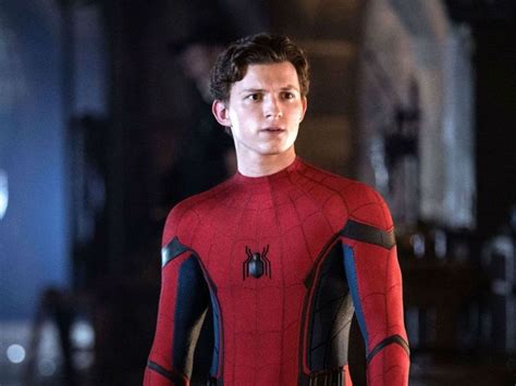 Introducir 86 Imagen Tom Holland En Traje De Spiderman Abzlocalmx