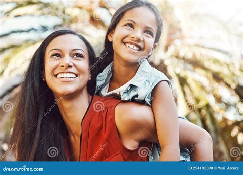 Det Mest Roliga Med Mamma En Lycklig Mor Och Dotter Som Njuter Av En