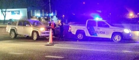 Campana Noticias Policías ayudaban a un automovilista y una camioneta