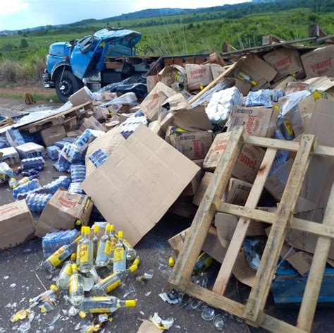 MT 320 Caminhão carregado de bebidas e mercadorias tomba e motorista