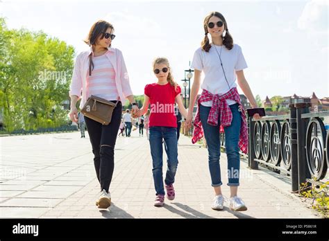 Maman Et Ado Se Tenant Par La Main Banque De Photographies Et Dimages