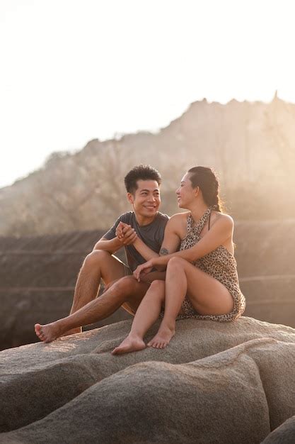 Casal romântico completo em férias Foto Grátis