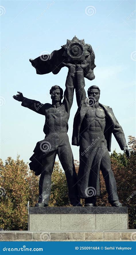 Monumento De Amistad Entre Ucrania Y Rusia Ubicado En La Ciudad De