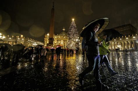 Roma A Piazza San Pietro Inaugurati L Albero E Il Presepe