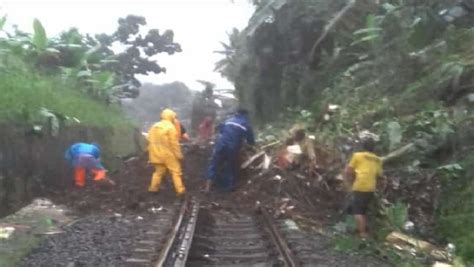 Jalur Kereta Sukabumi Bogor Tertutup Longsor Perjalanan Ka Pangrango