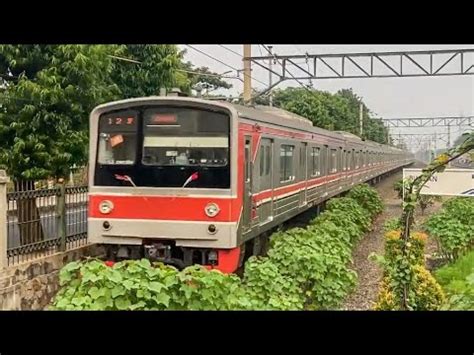 Aktivitas Kereta Api Dan Krl Commuter Line Melintas Stasiun Buaran Jr