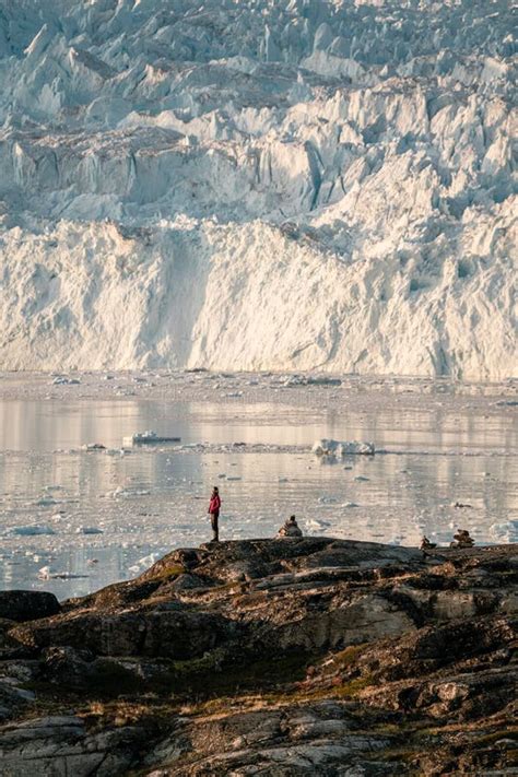 Gente Sentada Frente A La Enorme Pared De Hielo Del Glaciar Glaciar