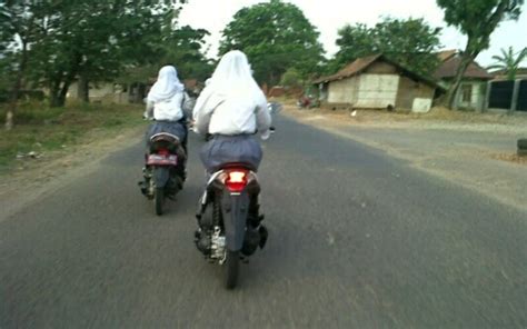 Kendati Dilarang Pelajar Di Karawang Tetap Gunakan Motor Ke Sekolah