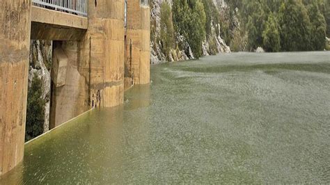 El agua que se pierde por las redes podría llenar tres veces al año los