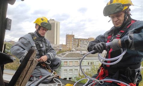 У Києві сильний вітер повалив дерево на авто, зірвав карниз і ...