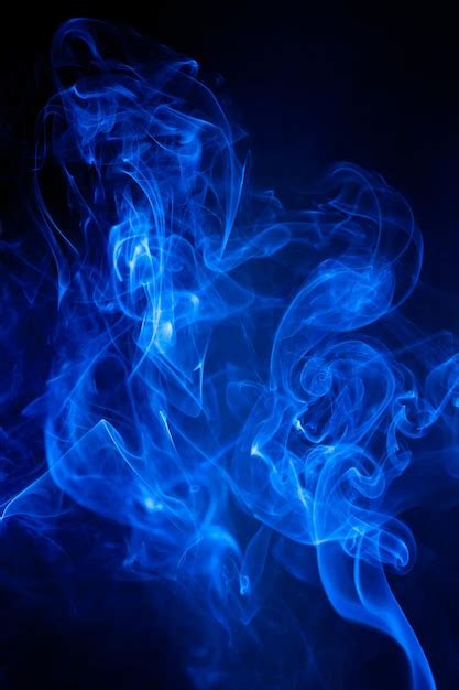 Movimiento De Humo Azul Sobre Fondo Negro Foto Premium