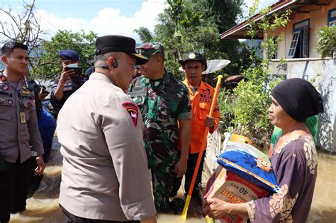 Wakapolda Jambi Bantu Evakuasi Dan Berikan Bantuan Sembako Kepada Warga