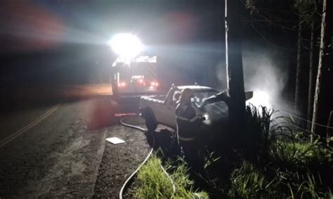 Motorista Cochila Ao Volante Sai Da Pista E Colide Ve Culo