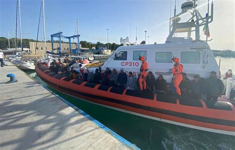 Nuovo Sbarco Di Migranti A Roccella Arrivati In 66 Il Lametino It