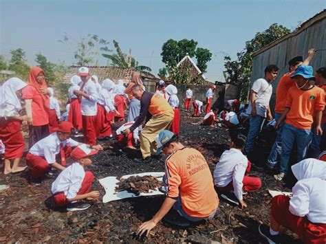 Pramuka Toroh Grobogan Bantu Korban Kebakaran Rumah