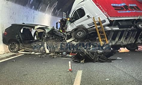 Scambio Di Carreggiata In Autostrada Frontale Tra Auto E Camion In