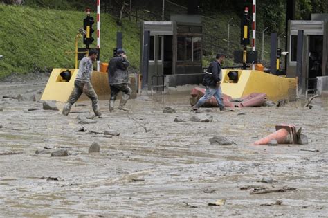 Ascienden A 14 Los Muertos Por La Avalancha En El Centro De Colombia