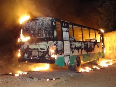 G1 Ônibus é incendiado em Brumado centro sul da Bahia diz polícia