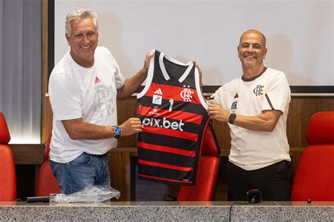 Flamengo apresenta novo técnico do basquete e diretor explica saída de