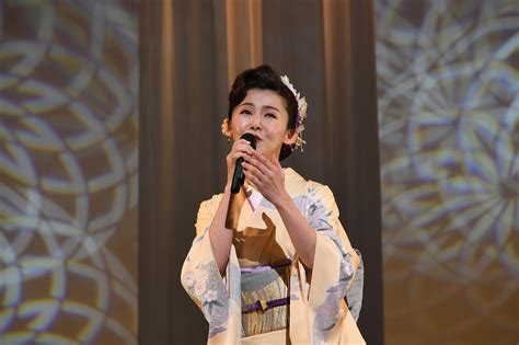 小桜舞子が地元で新曲「名残りの雨」発表コンサートを開催。「皆様の温かな気持ちと言葉を励みに頑張ります」 カラフル