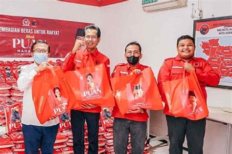 Awal Tahun Bambang DH Dan Kader PDIP Surabaya Bagikan Beras Untuk