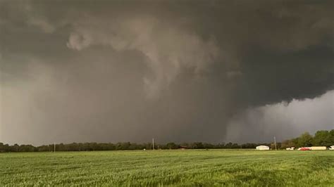 Tornados dejan al menos dos muertos y daños en Oklahoma VIDEO El