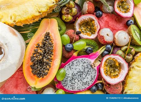 Frutas Exóticas Frescas Y Hojas De Palma Tropicales En El Fondo