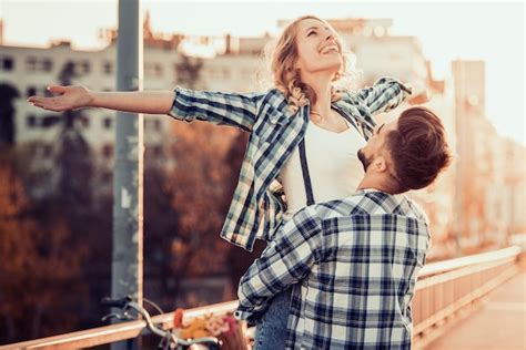 Pareja Joven De Enamorados Al Aire Libre Foto Premium