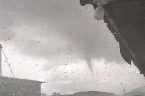 V Deo Nuvem Funil Semelhante A Tornado Assusta Moradores De