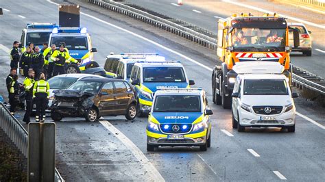 Auto Berschl Gt Sich Auf Der A J Hrige Stirbt Bei Unfall