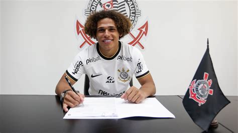 Corinthians anuncia renovação contratual de Guilherme Biro