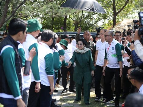 Resmikan Kebun Raya Mangrove Di Surabaya Megawati Disambut Khofifah