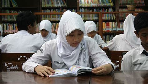 Gambar Siswa Sedang Membaca Buku Di Perpustakaan | Ruang Ilmu