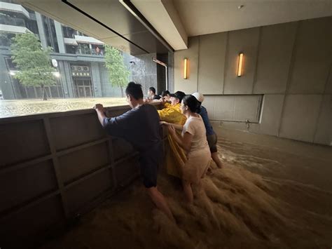 高雄淹水泥水狂灌居民組人牆肉身阻擋救百萬豪車 絕望畫面曝 社會 三立新聞網 SETN