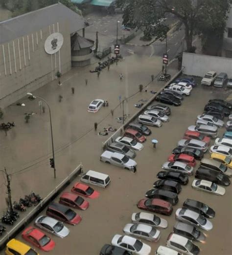 Terkini Ibu Kota Dilanda Banjir Kilat Ada Yang Panjat Bumbung Kereta