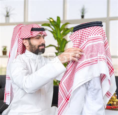 مشاركة رائعة لأب عربي خليجي سعودي مع ابنه في صباح يوم العيد ، ارتداء