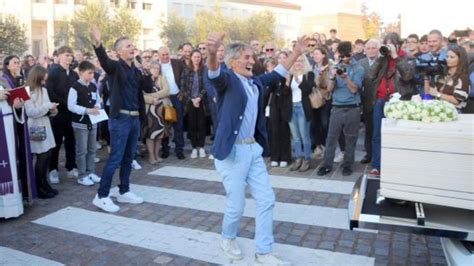 Nonno Gino Balla Al Funerale Del Nipote Morto A Anni In Un Incidente