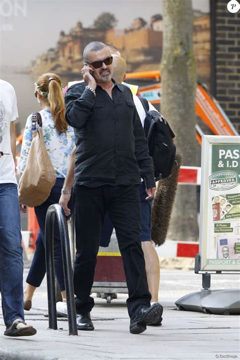 Exclusif George Michael Se Promene Dans La Banlieue De Londres A