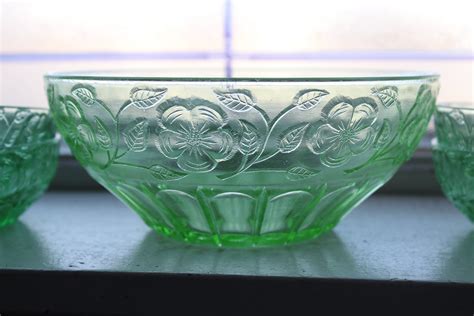 Green Depression Glass Large Bowl And 4 Berry Bowls Vintage 30s Daisy