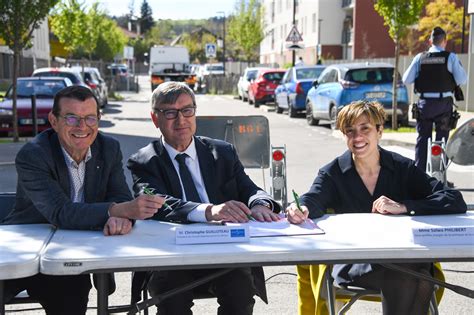 Signature Contrat De Ville Quartier P Rouses Compassion Brignais