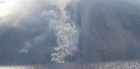 Eruzione Stromboli Colata Lavica Lungo La Sciara Del Fuoco Il Flusso