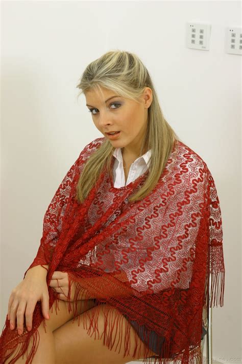 Blonde Teenagerin Naomi K enthüllt ihre natürlichen Titten und posiert in spitzen rosa