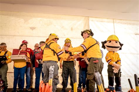 Conmemoran Labor De Combatientes De Incendios Forestales Con Uniformes