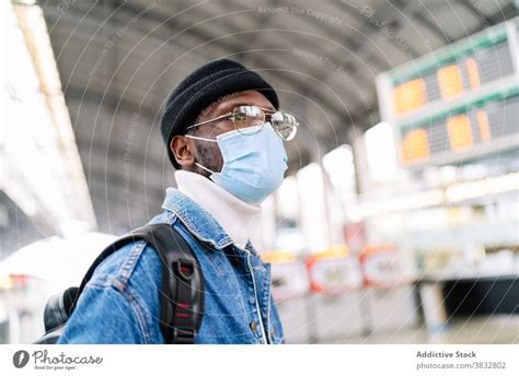 Schwarzer Mann Mit Maske Am Bahnhof Ein Lizenzfreies Stock Foto Von