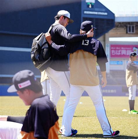 今年4月16日のロッテーオリックス戦の試合前、練習を終えた佐々木朗は宮城と肩を組む ― スポニチ Sponichi Annex 野球