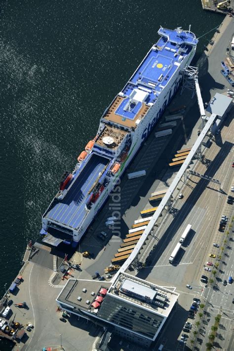 Luftaufnahme Kiel Terminalgebäude am Schwedenkai und Fähre der Stena